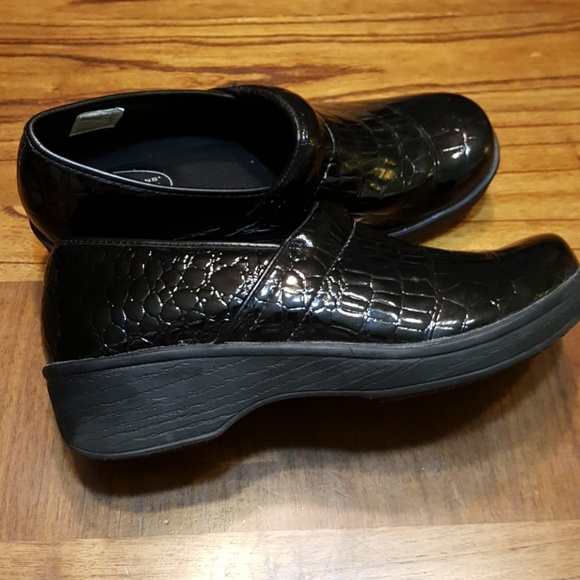 Shoes - Picture 3 of 4